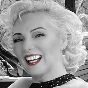 Meet your Posher, Amora